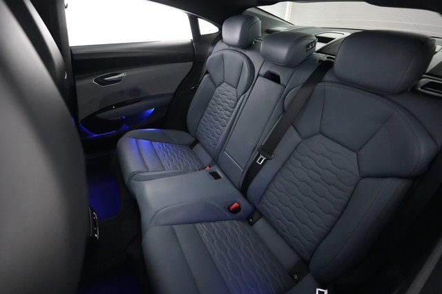 2022 Audi e-tron GT — photo 19 of 21