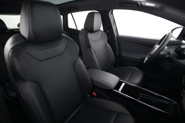 2023 Volkswagen ID.4 — photo 18 of 23