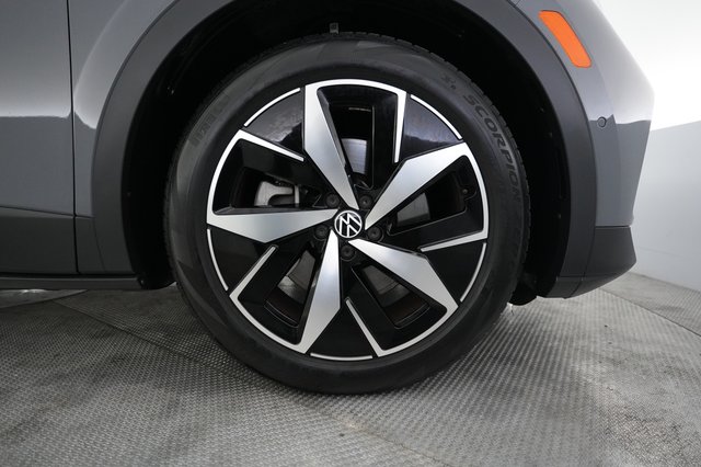 2023 Volkswagen ID.4 — photo 16 of 23