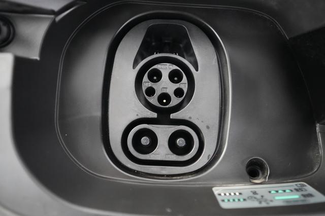 2023 Volkswagen ID.4 — photo 8 of 23