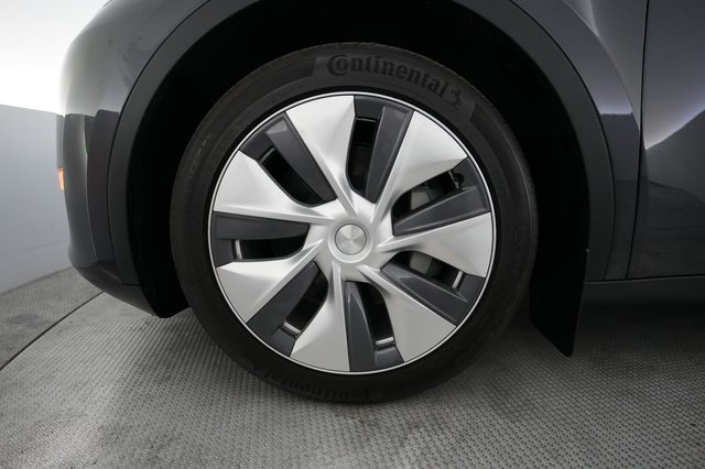 2024 Tesla Model Y — photo 15 of 28
