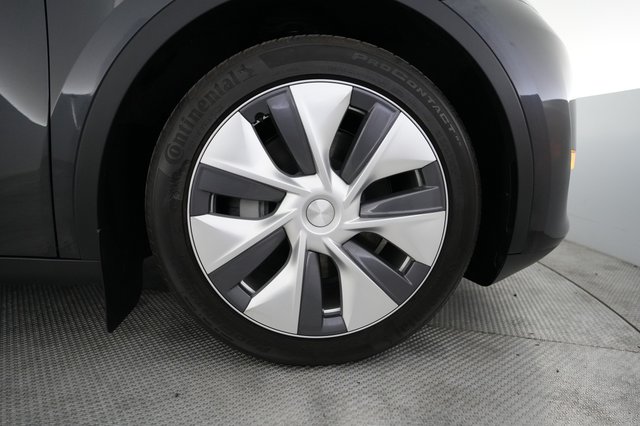 2024 Tesla Model Y — photo 16 of 28