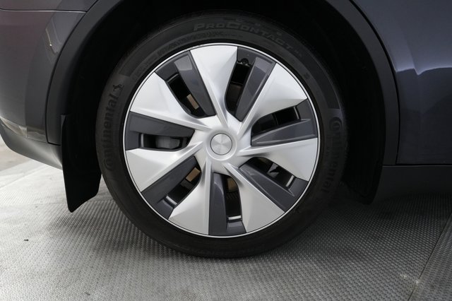 2024 Tesla Model Y — photo 17 of 28