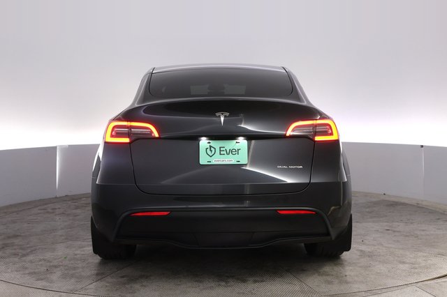 2024 Tesla Model Y — photo 12 of 28