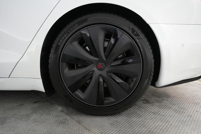 2022 Tesla Model S — photo 7 of 22