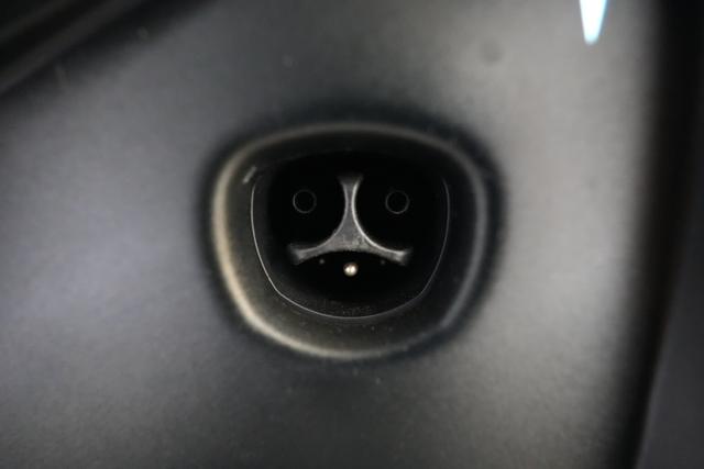 2023 Tesla Model X — photo 8 of 24