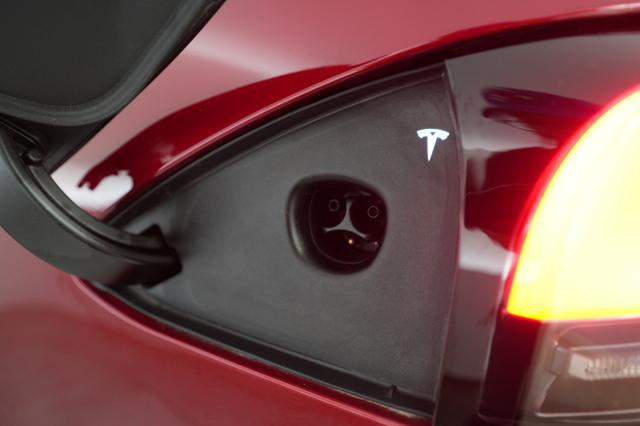 2024 Tesla Model S — photo 8 of 22