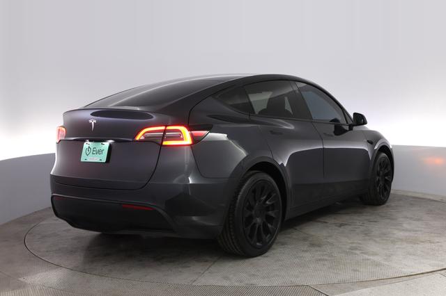 2024 Tesla Model Y — photo 2 of 21
