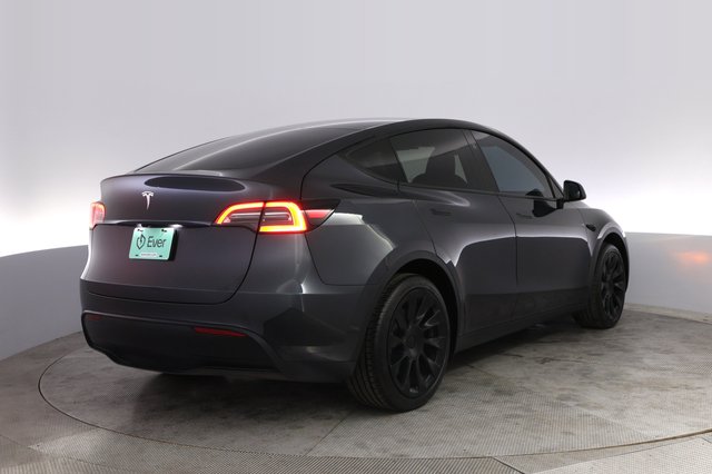 2024 Tesla Model Y — photo 2 of 21