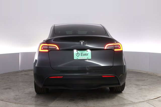 2024 Tesla Model Y — photo 12 of 21