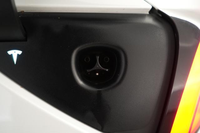 2025 Tesla Model 3 — photo 8 of 23