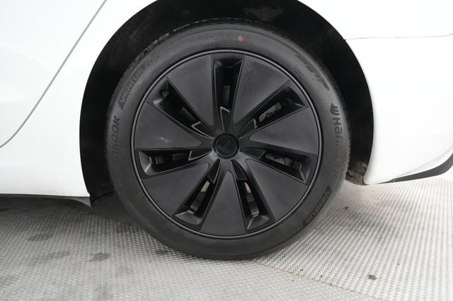 2025 Tesla Model 3 — photo 7 of 23