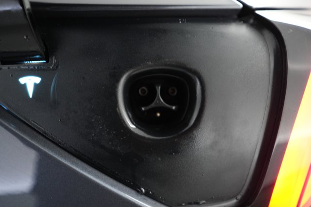 2023 Tesla Model 3 — photo 8 of 21