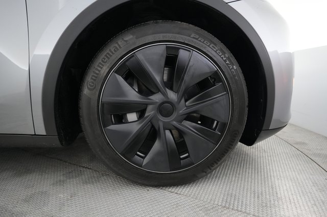 2024 Tesla Model Y — photo 16 of 23