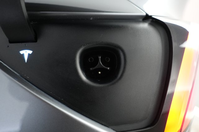 2024 Tesla Model Y — photo 8 of 23