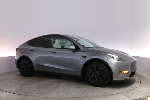 2024 Tesla Model Y — photo 11 of 23