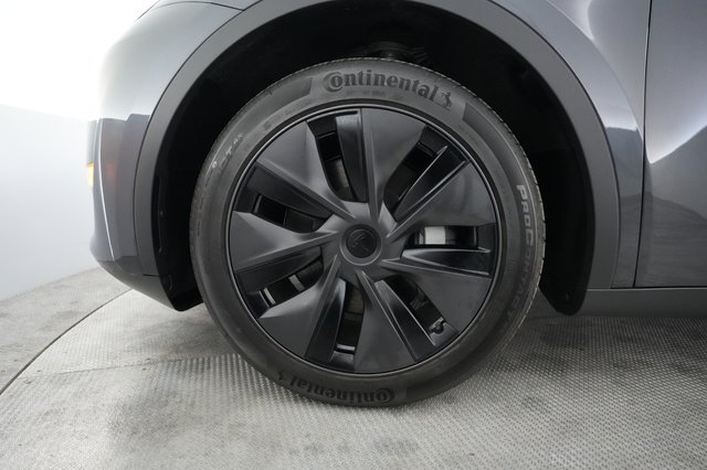 2025 Tesla Model Y — photo 15 of 21