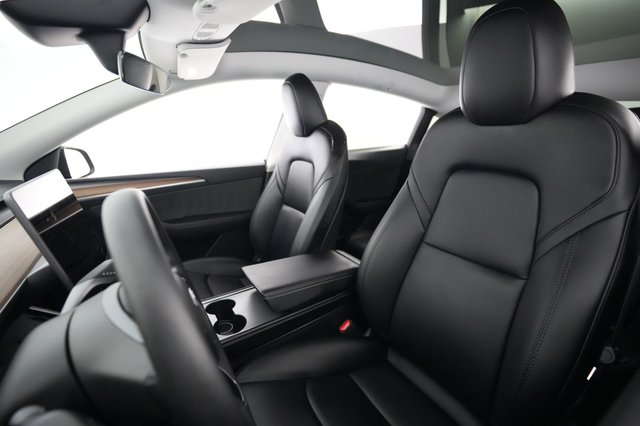 2025 Tesla Model Y — photo 3 of 21