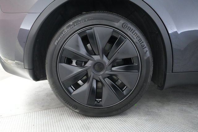 2025 Tesla Model Y — photo 17 of 21
