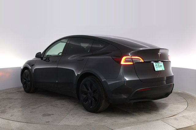 2025 Tesla Model Y — photo 13 of 21