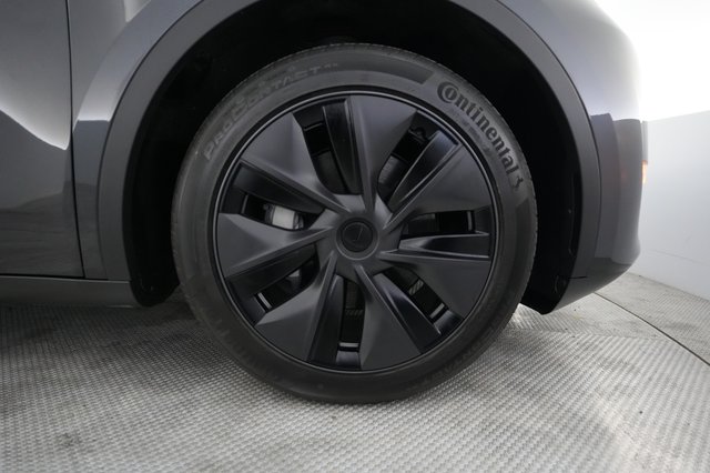 2025 Tesla Model Y — photo 16 of 21