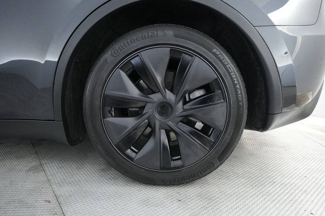 2025 Tesla Model Y — photo 7 of 21