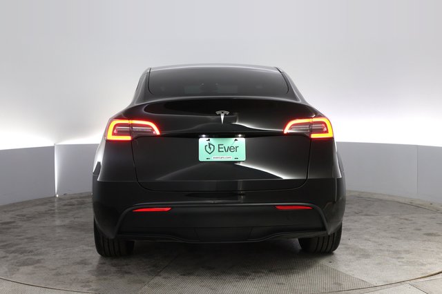 2024 Tesla Model Y — photo 12 of 21