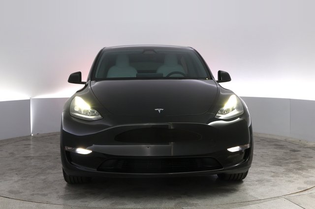 2024 Tesla Model Y — photo 9 of 21