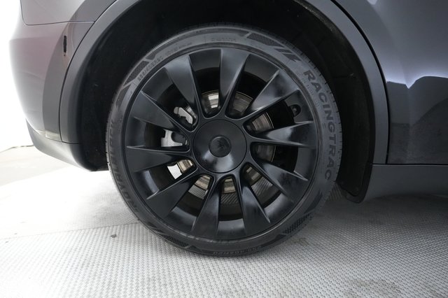 2024 Tesla Model Y — photo 17 of 21