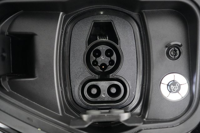 2025 Ford F-150 Lightning — photo 7 of 13