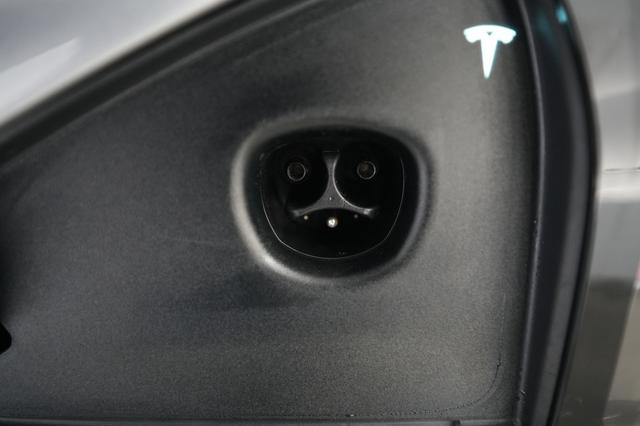 2025 Tesla Model S — photo 8 of 21