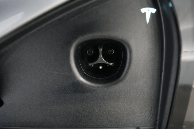 2025 Tesla Model S — photo 8 of 21