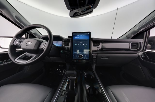 2025 Ford F-150 Lightning — photo 15 of 17