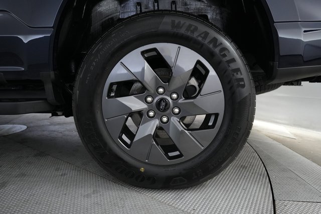 2025 Ford F-150 Lightning — photo 7 of 17