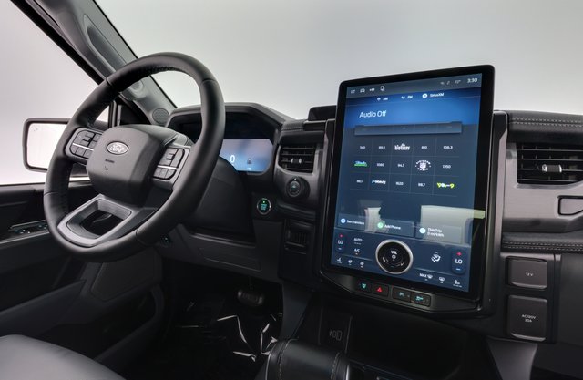 2025 Ford F-150 Lightning — photo 14 of 17