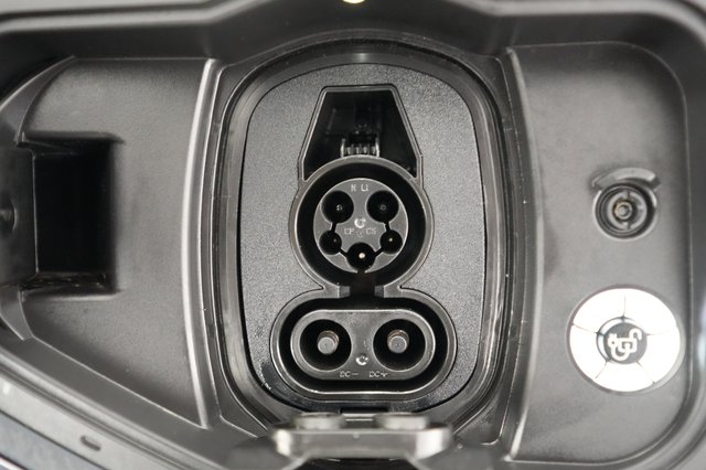 2025 Ford F-150 Lightning — photo 8 of 17