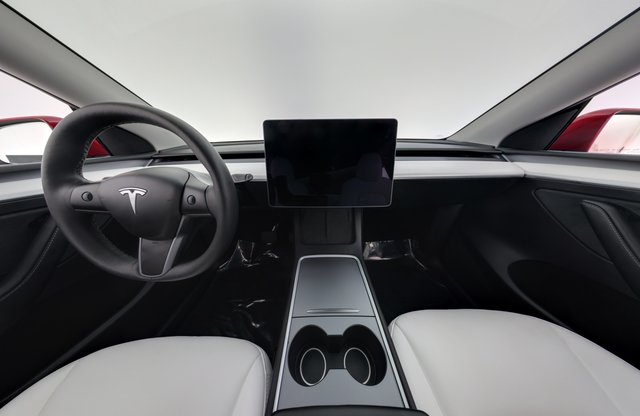2025 Tesla Model Y — photo 20 of 23