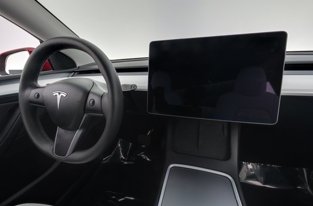 2025 Tesla Model Y — photo 19 of 23