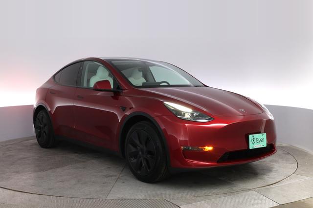 2025 Tesla Model Y — photo 10 of 23