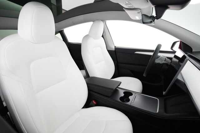 2025 Tesla Model Y — photo 17 of 23