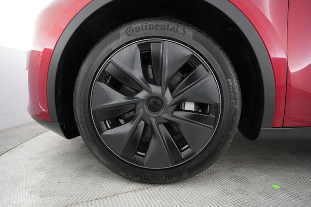 2025 Tesla Model Y — photo 7 of 23