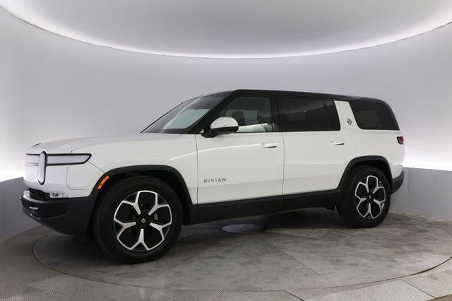 2024 Rivian R1S — photo 14 of 23