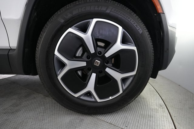 2024 Rivian R1S — photo 16 of 23