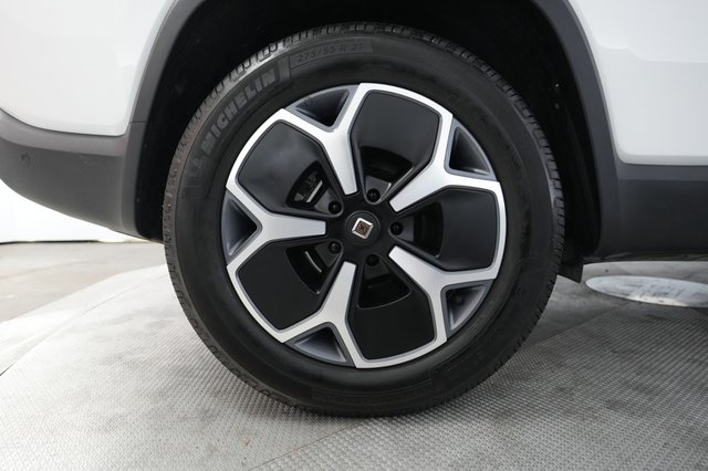 2024 Rivian R1S — photo 17 of 23