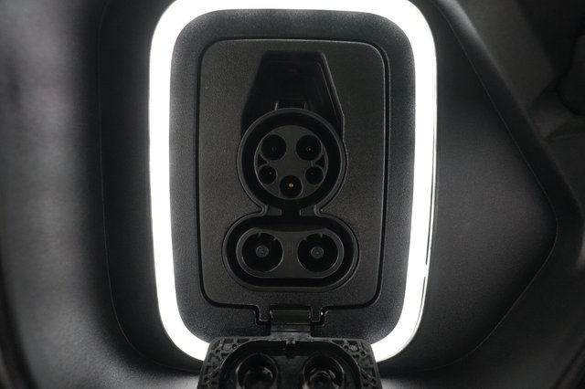 2024 Rivian R1S — photo 8 of 23