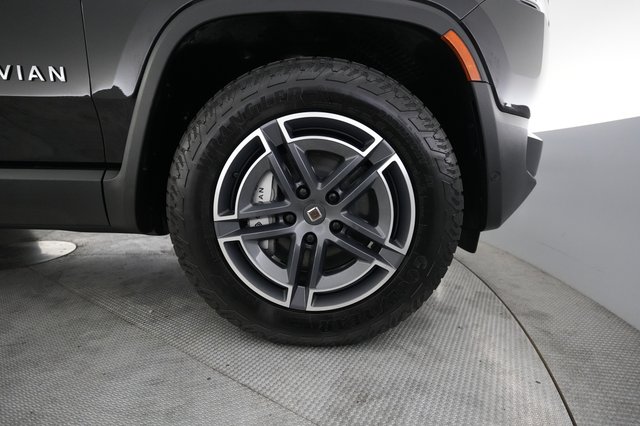 2025 Rivian R1S — photo 15 of 24