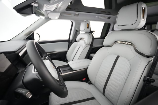 2025 Rivian R1S — photo 3 of 24