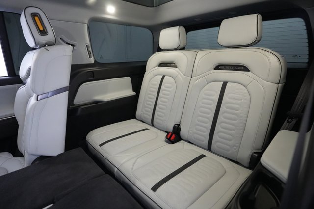 2025 Rivian R1S — photo 20 of 24
