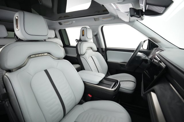 2025 Rivian R1S — photo 18 of 24