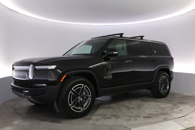2025 Rivian R1S — photo 14 of 24